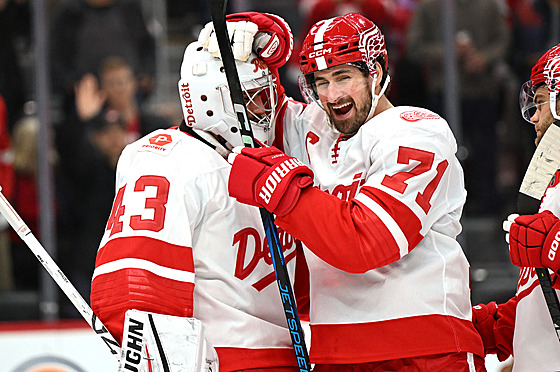 Petr Mrázek a Dylan Larkin z Detroit Red Wings slaví po zápase s Buffalo Sabres.