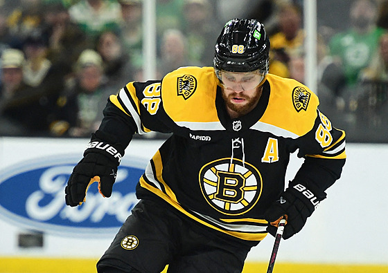 David Pastr�ák z Boston Bruins b�hem zápasu proti Buffalo Sabres.