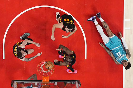 Vít Krej�í (vlevo) se spoluhrá�i z Atlanta Hawks sleduje, jestli mí� propadne...