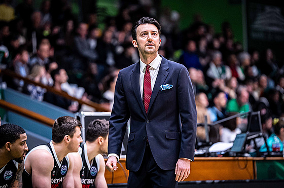 Nymburský trenér Francesco Tabellini bhem utkání Ligy mistr s Nanterre 92.