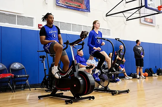 Jordan Obiová a Dominika Paurová na tréninku Kentucky Wildcats.