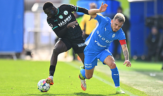 Nelson Okeke z Bohemians (vlevo) bojuje o mí� s mladoboleslavským Tomá�em...