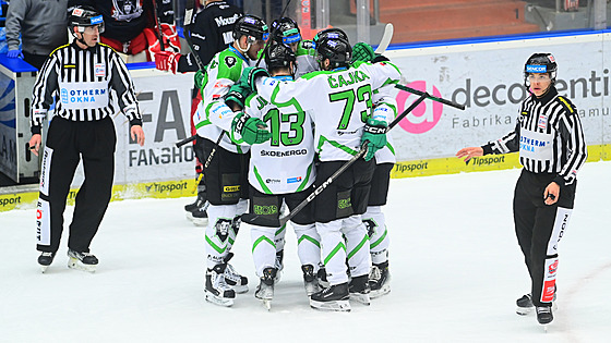 Boleslav�tí hokejisté slaví trefu proti Hradci Králové.