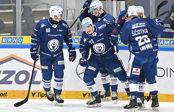 Hrá�i Komety slaví gól ve druhém �tvrtfinále proti Karlovým Var�m.