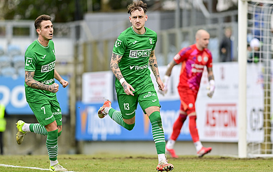 Karvinský Filip Vecheta slaví gól v utkání s eskými Budjovicemi.