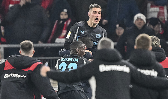 Patrik Schick slaví se spoluhráči z Leverkusenu vítěznou trefu proti Stuttgartu.