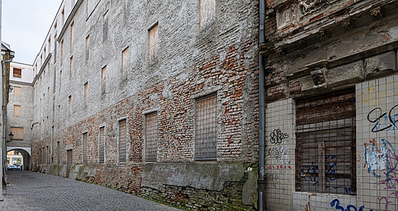 Kromí chce uvalit vyí da na budovy, které hyzdí msto. Patí mezi n i...