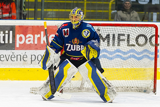 Vojt�ch Mokry v dresu P�erova pozoruje útok soupe�e.