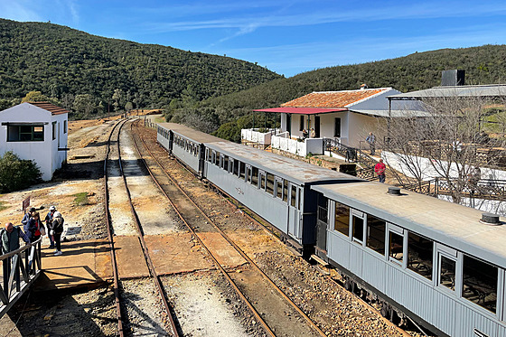 Minas de Ríotinto. Atmosféra kone�né stanice vlaku, dál je tra� p�em�n�ná na...