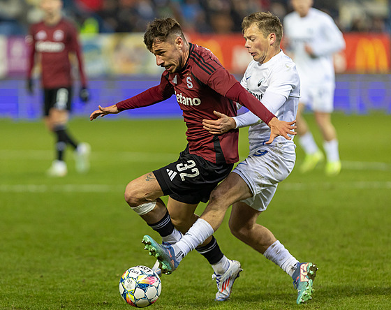 Spar�anský wingbek Mat�j Ryne� je t�sn� brán�n Michalem Hlavatým z Liberce.