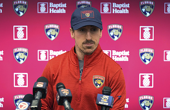 Brad Marchand naslouchá noviná��m p�i první tiskové konference v hávu Floridy.