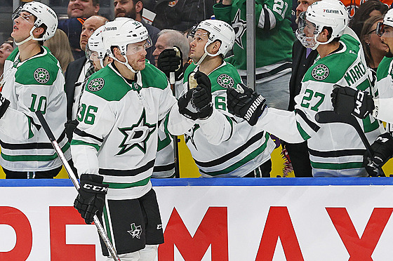 Útoník Mikko Rantanen po druhé výmn v sezon NHL u válí za Dallas.