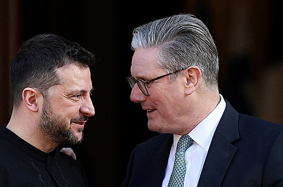Britský premiér Keir Starmer a ukrajinský prezident Volodymyr Zelenskyj. (2....