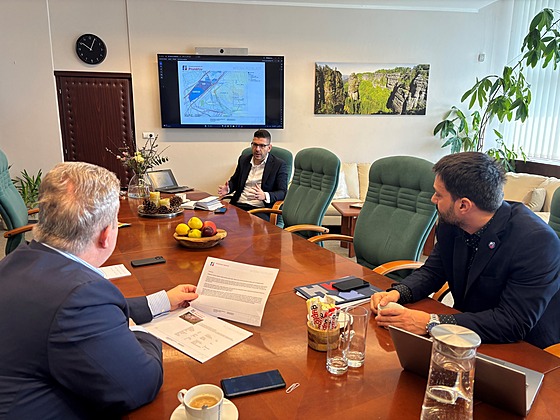 David Petr, �len p�edstavenstva spole�nosti, ukazuje hejtmanovi vytipované...