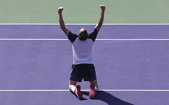 Britský tenista Jack Draper slaví triumf na turnaji v Indian Wells.