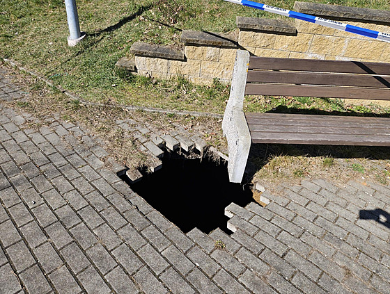 V Chomutově se propadl terén na sportovišti Domovinka. (19. března 2025)