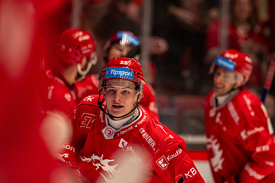 Petr Sikora pijímá gratulace od svých tineckých spoluhrá ke gólu proti...