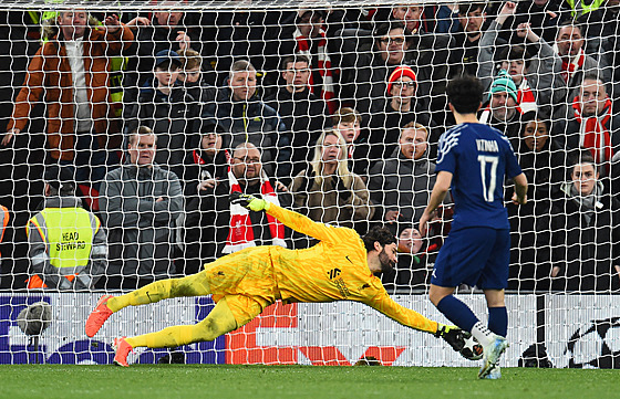 Vitinha promuje první penaltu PSG proti liverpoolskému brankái Alissonu...