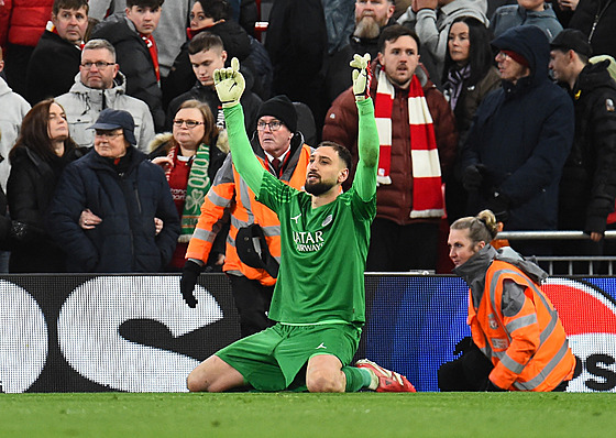 Hrdina PSG branká� Gianluigi Donnarumma, který zvládl klí�ové penalty v záv�ru...