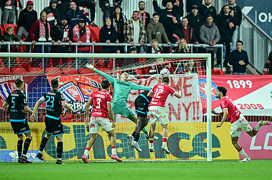 Plzeský branká Martin Jedlika v akci proti Pardubicím.