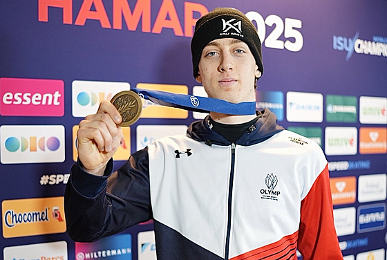 Metod�j Jílek s bronzovou medailí ze závodu na 10 000 metr� na mistrovství...