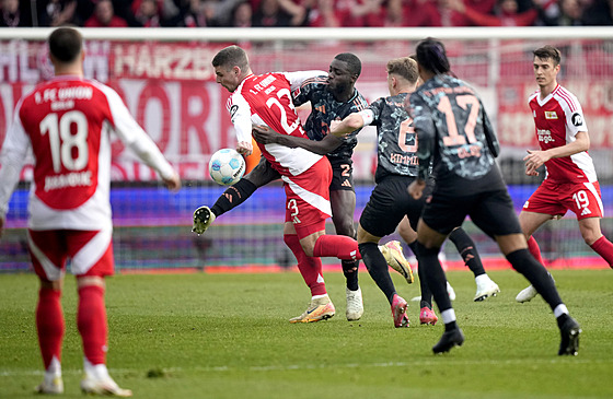 Dayot Upamecano se dere k balonu p�es Andreje Ili�e.
