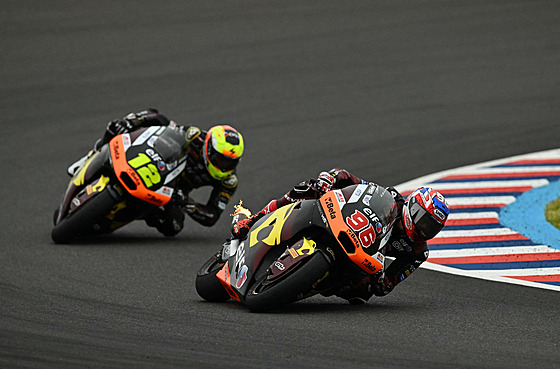 Filip Sala� (�íslo 12) a Jake Dixon b�hem tréninku p�ed Velkou cenou Argentiny.