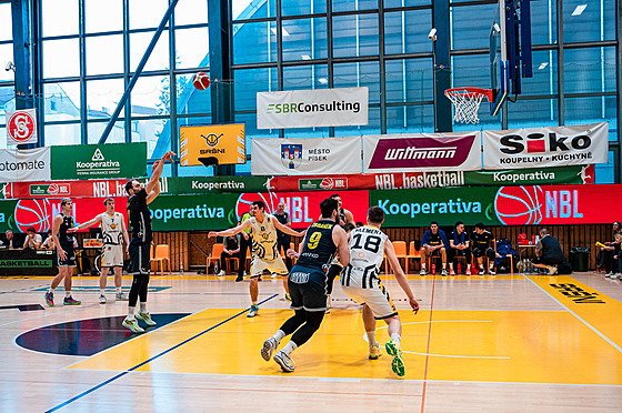 Miroslav Kvapil st�ílí trestný hod v utkání s Pískem.