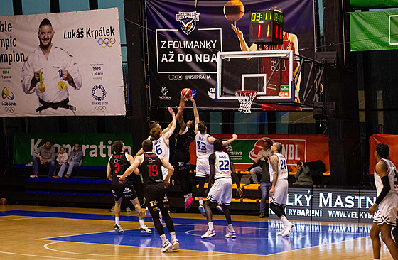 Momentka z utkání mezi USK Praha a Nymburkem.
