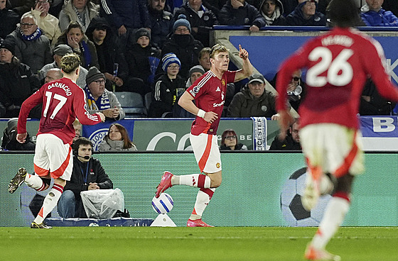 Rasmus Höjlund se raduje z trefy v utkání s Leicesterem.