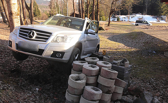 Mercedes se samovoln� rozjel z kopce.