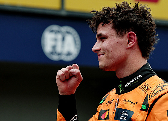 Lando Norris z McLarenu se usmívá po vít�zství v kvalifikaci na Velkou cenu...