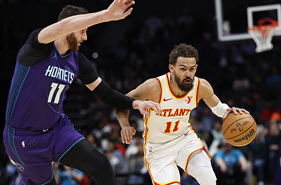 Trae Young brán�ný Jusufem Nurki�em.