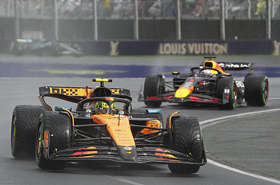 Lando Norris p�ed Maxem Verstappenem.