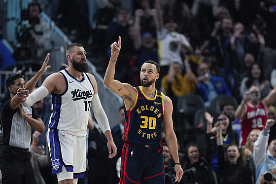 Stephen Curry slaví úsp�nou trojku v utkání proti Sacramentu.