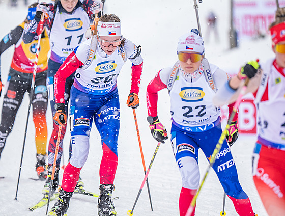 Jessica Jislová a Tereza Voboníková v hromadném závodu biatlonistek.