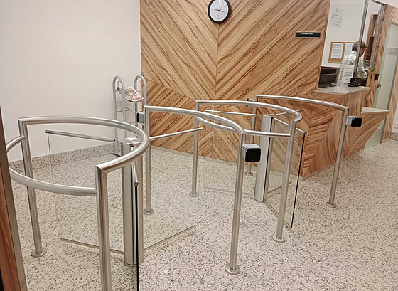 Vchod, jím� procházejí do hlavní budovy Poslanecké sn�movny poslanci i jejich...