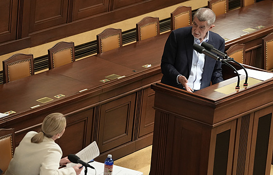 P�edseda ANO Andrej Babi� vystupuje ve Sn�movn� a diskutuje s ministryní obrany...