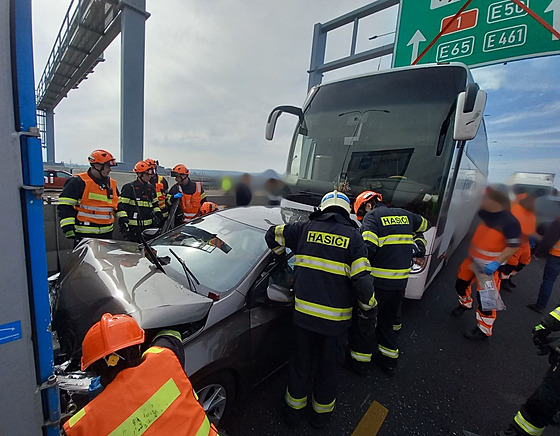 Po sráce autobusu, osobního auta a náklaáku na 195. kilometru D1 u Brna byl...