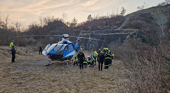 Záchranná akce u zran�ného mladíka, který spadl ze skály v Prokopském údolí....