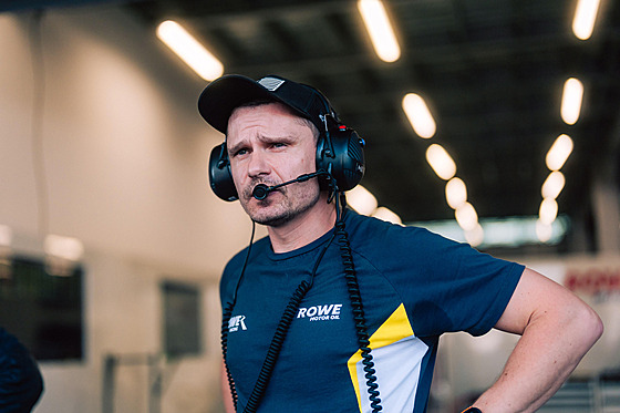 Jarek Jani� v roli �éfin�enýra týmu Rowe, továrního týmu BMW, ve vytrvalostní...