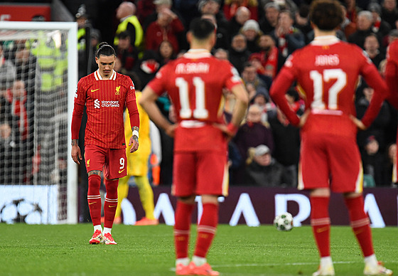 Liverpoolský úto�ník Darwin Nú�ez sklesle krá�í ke spoluhrá��m poté, co v...