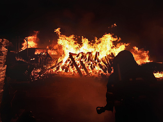 Poár uskladnného deva v Opatovicích nad Labem. (17. bezna 2025)