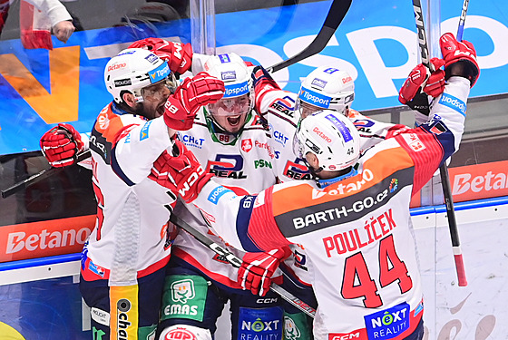 Pardubický úto�ník Jan Mandát (uprost�ed) slaví gól na 2:0 do sít� Motoru (18....