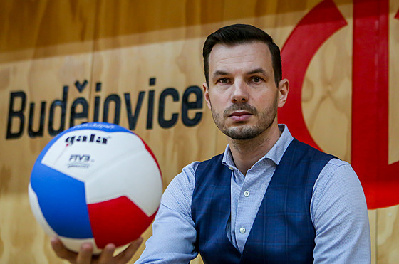 Adler peberu klub po sezon po Janu Diviovi.