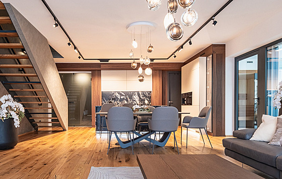 Dostatek p�irozeného sv�tla zaji��uje prosklená �elní st�na s posuvnými...