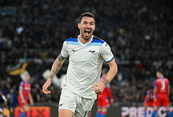 Alessio Romagnoli z Lazia slaví gól do sítě Plzně.