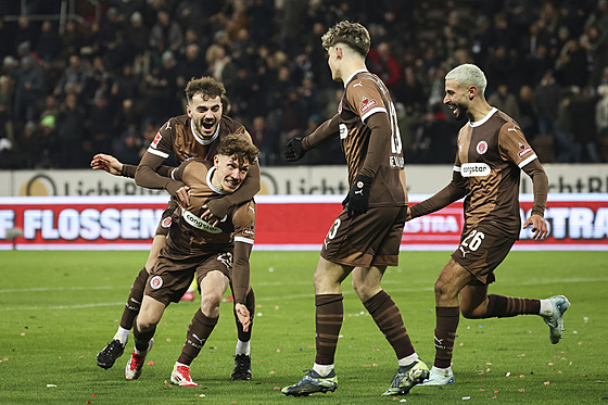 Fotbalisté St. Pauli slaví vít�zný gól v zápase s Hoffenheime.