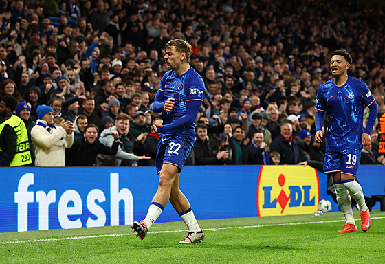 Kiernan Dewsbury-Hall  (vlevo) z Chelsea slaví gól do sít Kodan.