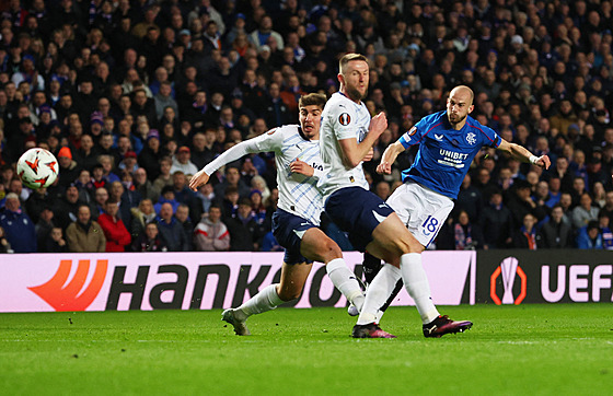 Václav �erný (vpravo) z Rangers st�ílí na branku Fenerbahce.